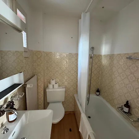 Comfortable In Great Location *